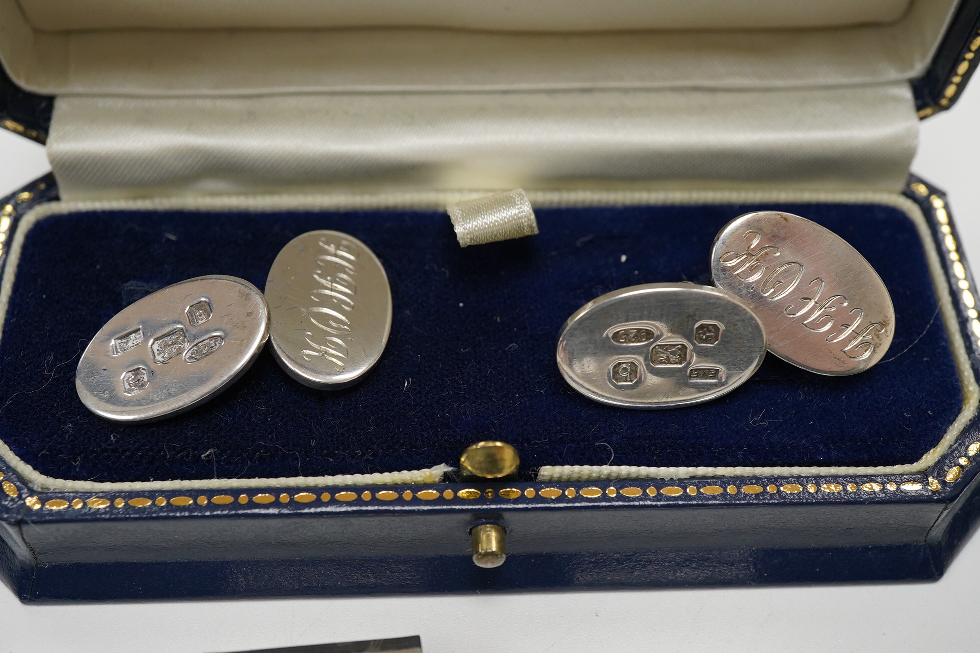 Two modern silver money clips, Michael D. Hillier, Dublin, 1985 and Douglas Pell Silverware, London, 2004, together with three assorted pairs of modern silver oval cufflinks and a similar 925 pair.